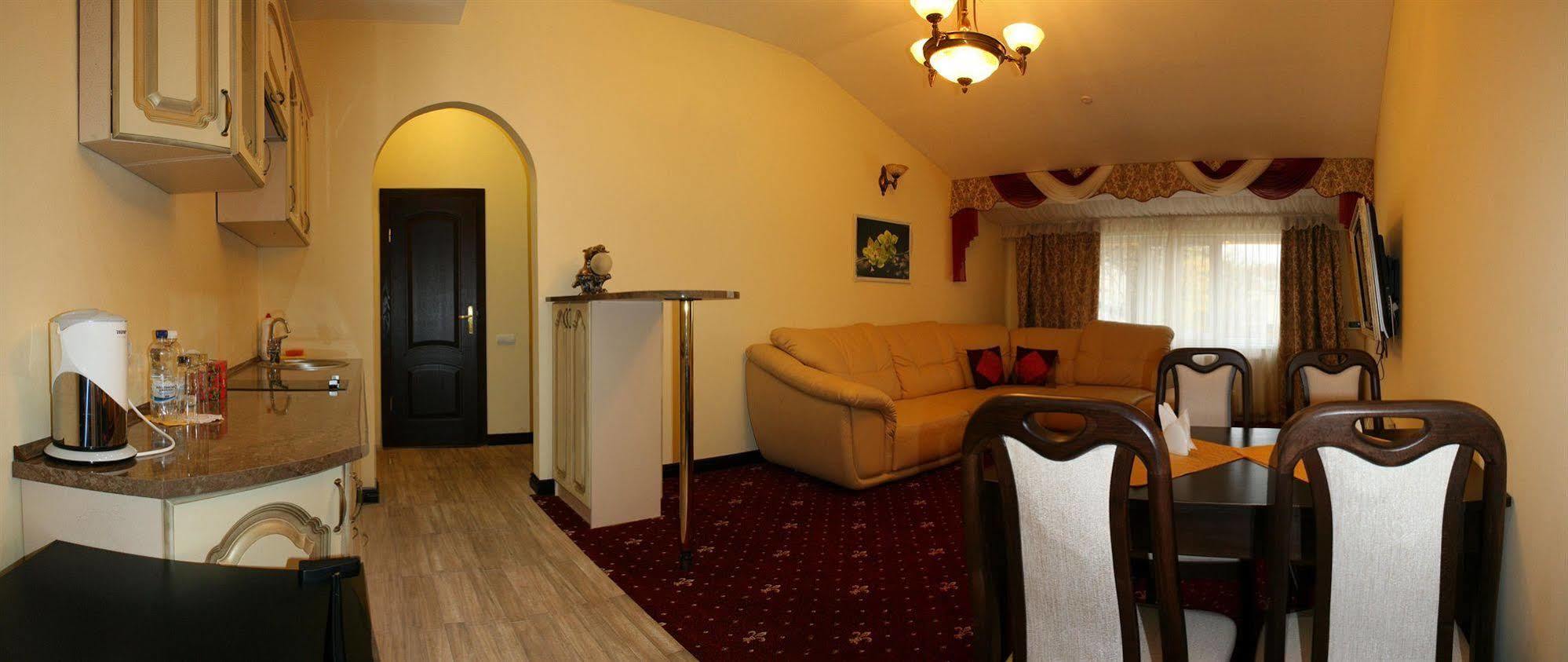 Hotel Leotel Lemberg Zimmer foto